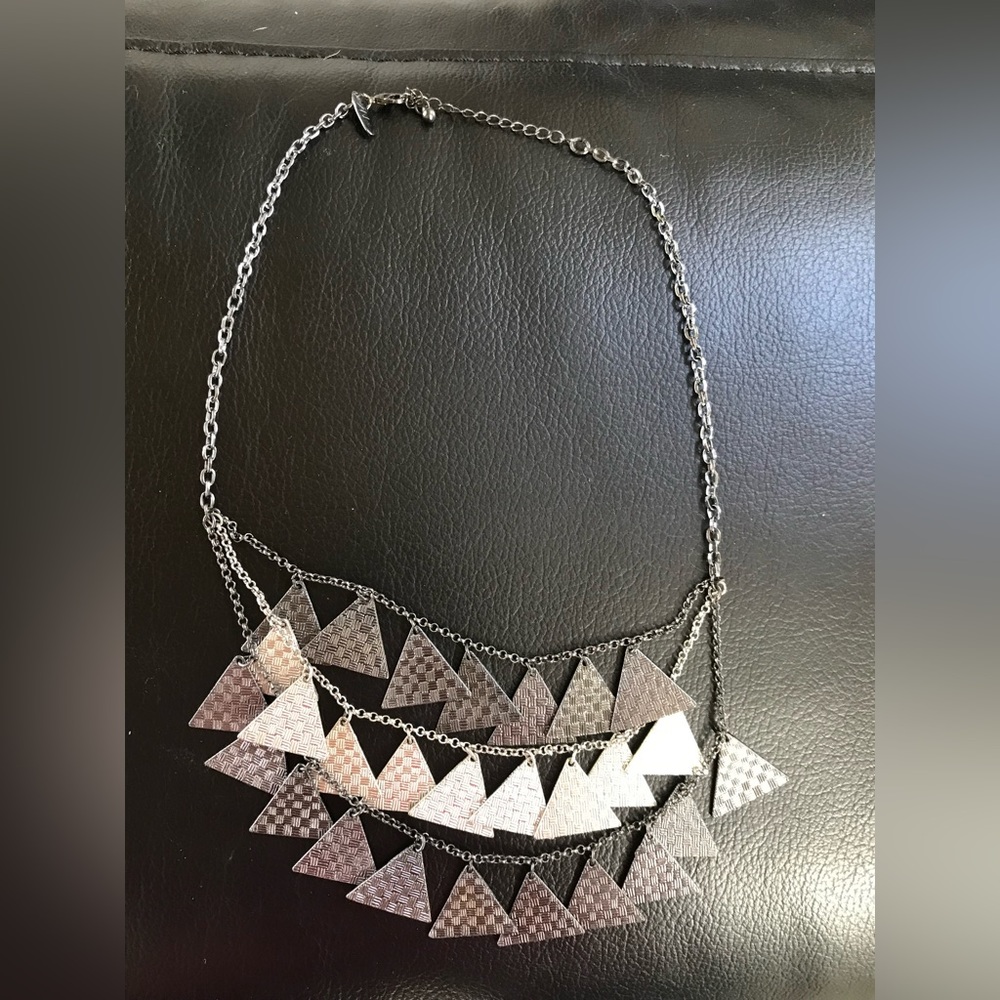 NY PEWTER COLOR AND SILVER COLOR 3 LAYER NECKLACE